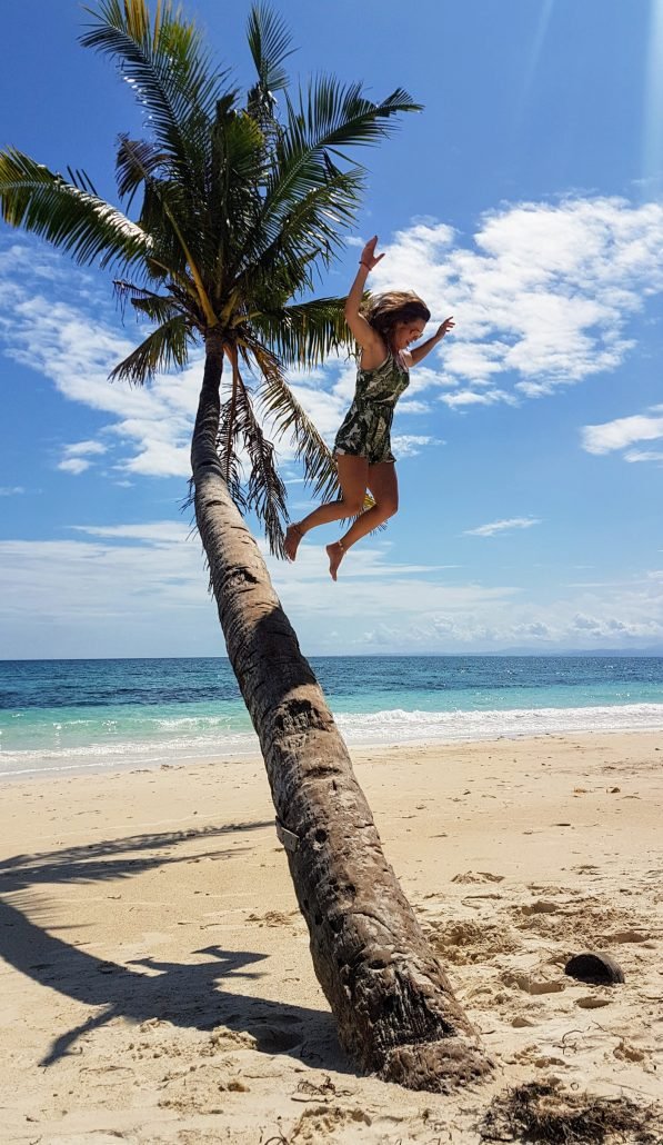 vrouw springt uit palmboom