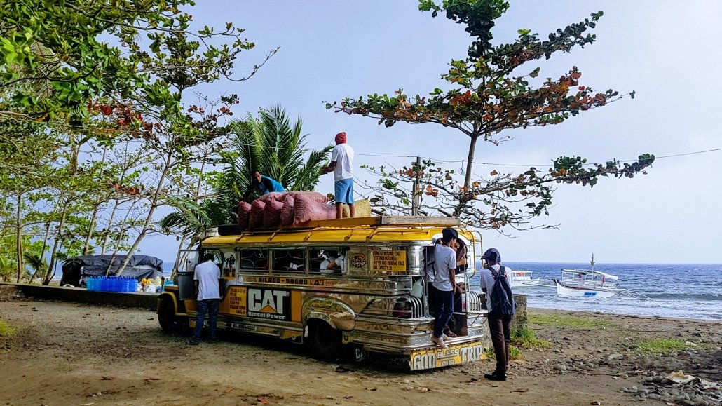 jeepney bij de zee