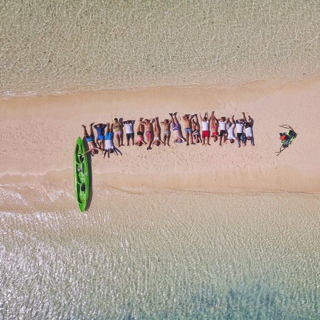 mensen liggen op strand drone shot