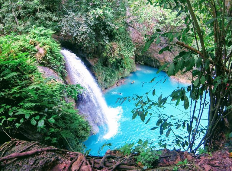 groene oase blauwe waterval