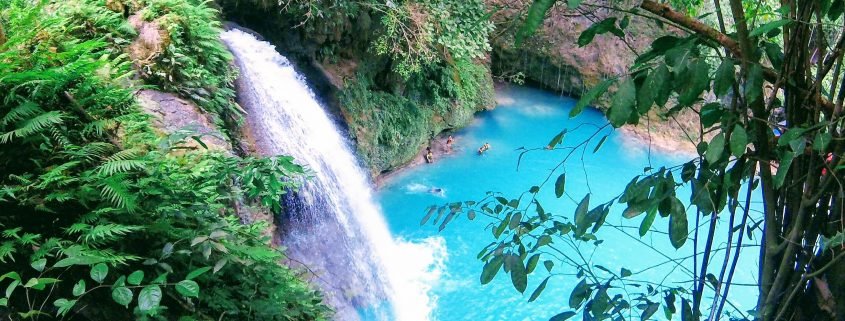 groene oase blauwe waterval