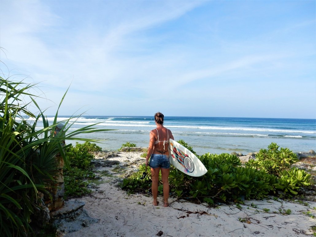 vrouw met surfplank strand