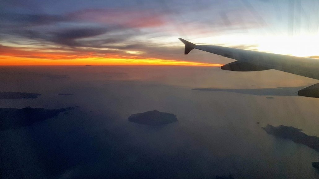 vliegtuig boven eilanden sunset