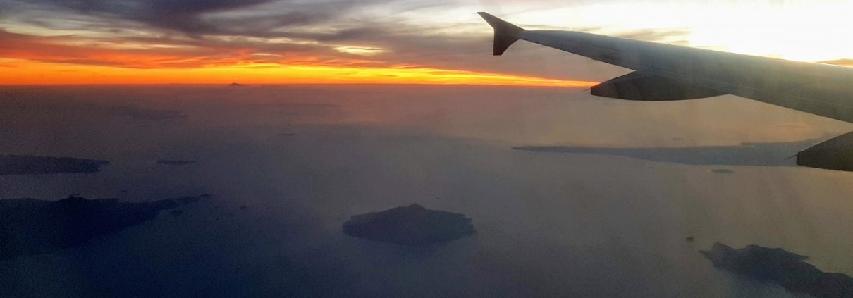 vliegtuig boven eilanden sunset